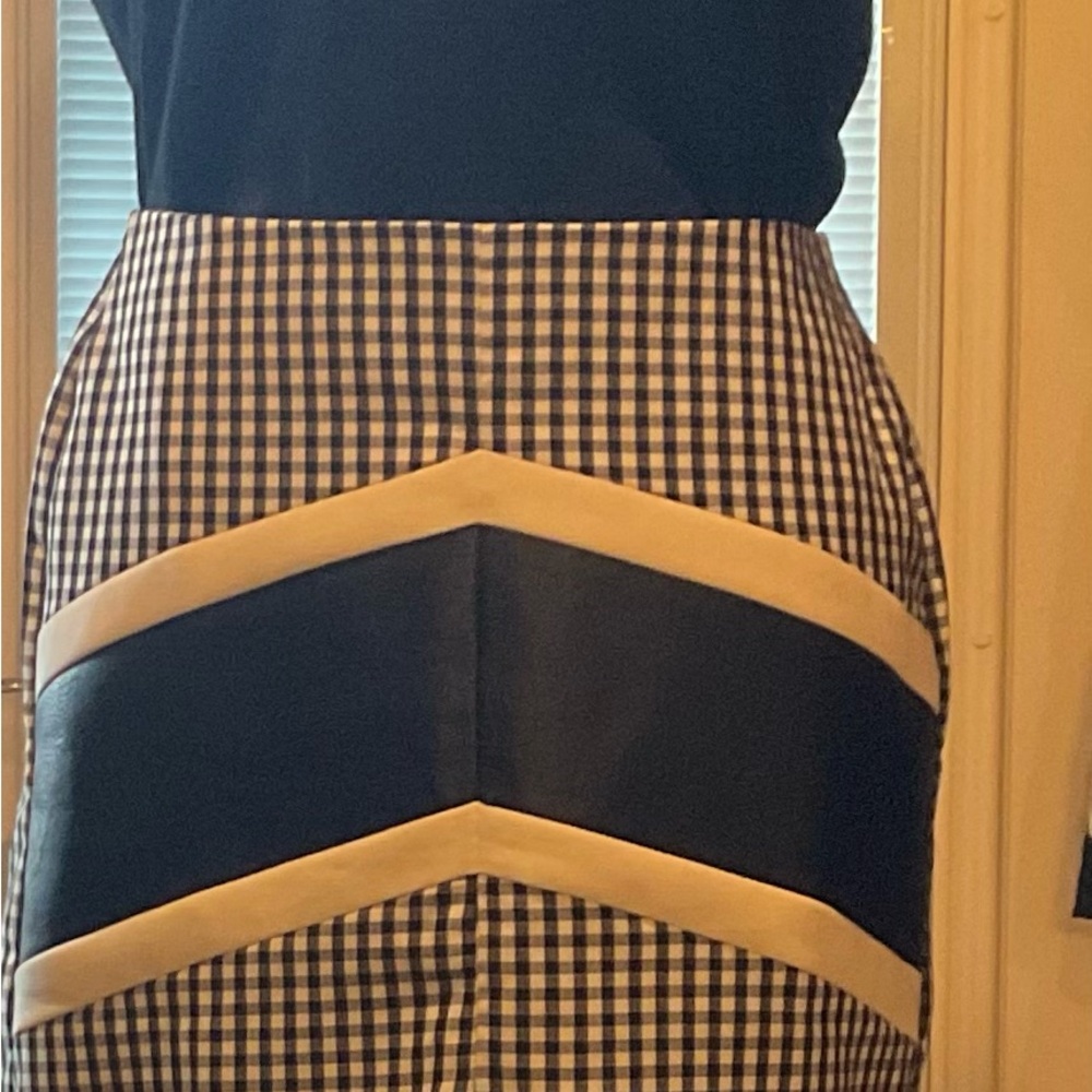 STRADIVARIUS MINI SKIRT SIZE 6. DESIGNED IN SPAIN.GINGHAM LEATHER DESIGN.NEW W/0